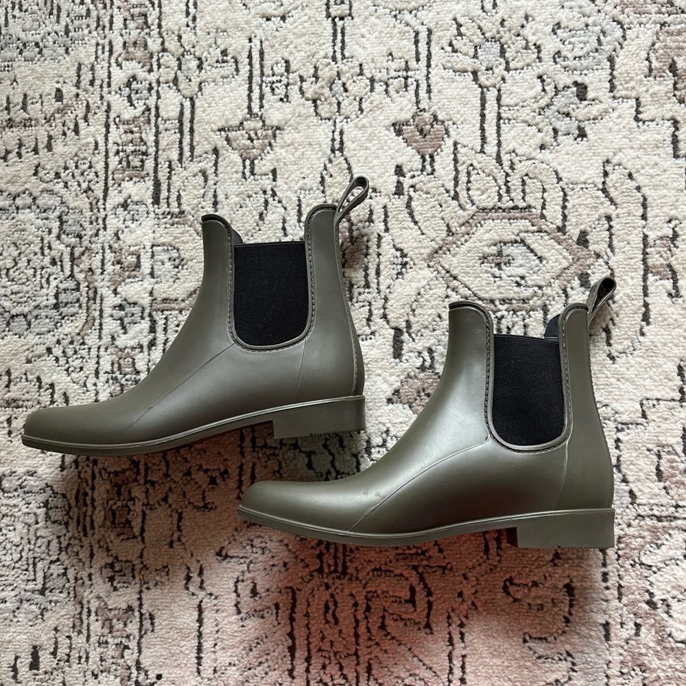 A New Day Chelsea Short Rain Boots - Olive Green Size 8